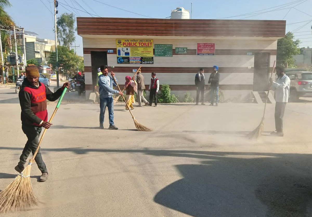 The Kharar Municipal Council cleaned the public toilets